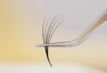 Почему важно использовать гипоаллергенный клей для наращивания ресниц?